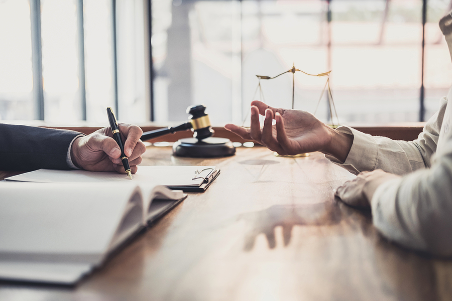 man explaining to a White Collar Crimes Attorney about fraud investigations